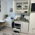 Bright Studio Apt, Great Connection 2B