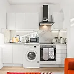 Modern Central London 4 Bed - Free Parking
