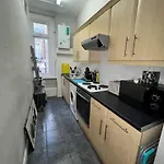 Bright & Modern Notting Hill 3Br Apartment