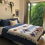 Beautiful Bright 3-Bed Home Next To Station