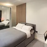 Canary Wharf 1-Bedroom Apartment, Sleeps 3 - Prime Location