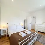 Spacious Camden Apartment D2