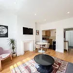 Spacious Camden Apartment D2