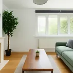 Tranquil Islington House With Garden Space