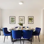 Sleek And Stylish House In Wembley - Sleeps 14