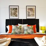 Sleek And Stylish House In Wembley - Sleeps 14