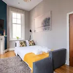 Sunny Corner Apartment In Center Of London