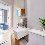 Sunny Corner Apartment In Center Of London