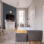 Sunny Corner Apartment In Center Of London