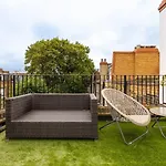 Cosy And Light Flat With A Roof Terrace In Chelsea