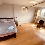 House For 7, Garden With Pond, 20Min From Heathrow