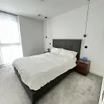 Luxury 1Bd Apartment Wapping
