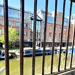 Cozy Balcony Flat With Canal View