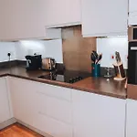 Spacious And Luxury 2 Bed 2 Bath Just 5 Minutes Walk From The Underground