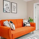 The Stylish Shamrock City Escape - Luxury Apt With Garden - Near Westfields - Sleeps 8