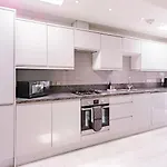 The Stylish Shamrock City Escape - Luxury Apt With Garden - Near Westfields - Sleeps 8