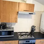 Cozy Two Bedroom Flat 1 Minute From Forest Hill Train Station