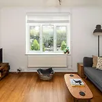 Modern 2-Bedroom Home In Bromley