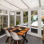 Modern 2-Bedroom Home In Bromley