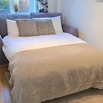 2 Bed House Near Canary Wharf