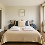 Well-Located City Apartment In Barbican