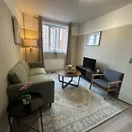 Chelsea Harbour Apartment - Peaceful Thames Views