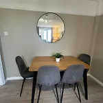 Chelsea Harbour Apartment - Peaceful Thames Views
