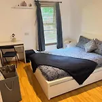 Bright & Cozy Double Room With Great Transport Links