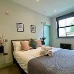 Cute 1-Bedroom Ground Apartment In Stoke Newington
