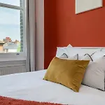 3 Bed, 2 Bath With Terrace & Local Entertainment