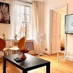 Stylish 2 Bedroom Apartment By Ali