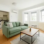 Modern Flat With Classic Charm - Goldhawk