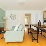 Modern Flat With Classic Charm - Goldhawk