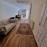 Stylist And Spacious Studio - Sleeps 3 With Central Links