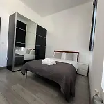 Modern 2Bed Warehouse Conversion Apartment For 6 People - London