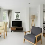Chelsea Harbour Apartment - Peaceful Thames Views