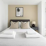 Chelsea Harbour Apartment - Peaceful Thames Views
