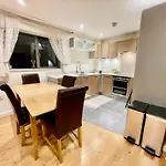 Luxury 2 Bedroom Apartment- Lake View - Free Parking - Wembley Stadium 5Km