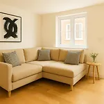 Elegant Urban Retreat Near Chelsea & Queenstown Road Station