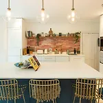 Stylish 2Bd Garden Retreat: Bright & Elegant Stay