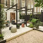 Stylish 2Bd Garden Retreat: Bright & Elegant Stay