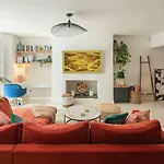 Stylish 2Bd Garden Retreat: Bright & Elegant Stay