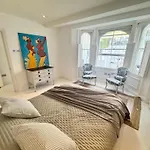 2 Min Walk To Portobello Road