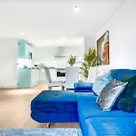 Modern 2-Bedroom Apartment River View, Near Canary Wharf, O2 Arena & Excel - Excellent Transport Links