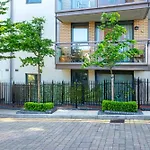 Modern 2-Bedroom Apartment River View, Near Canary Wharf, O2 Arena & Excel - Excellent Transport Links