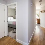 Shiny & Comfy Stay With Underground Links Nearby!