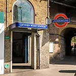 Shiny & Comfy Stay With Underground Links Nearby!