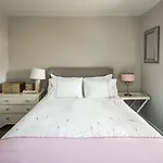 Shiny & Comfy Stay With Underground Links Nearby!