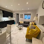 New Elegant 2 Bed Flat In Chiswick