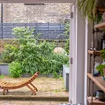 Beautiful Victorian Flat With Private Garden - Parking Available